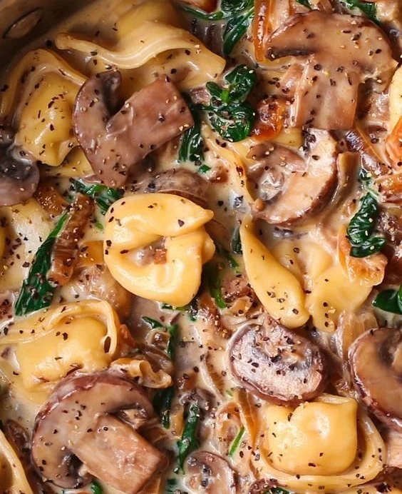 Creamy tortellini with spinach and mushrooms in a delicious sauce