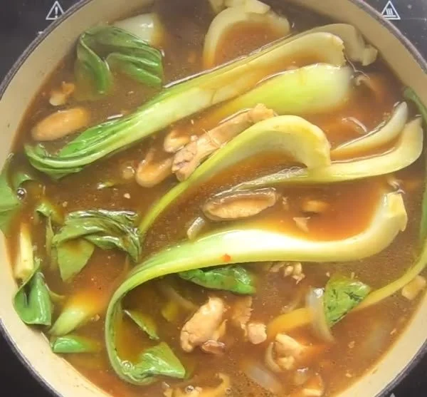 Delicious bowl of easy chicken ramen featuring tender chicken and fresh vegetables