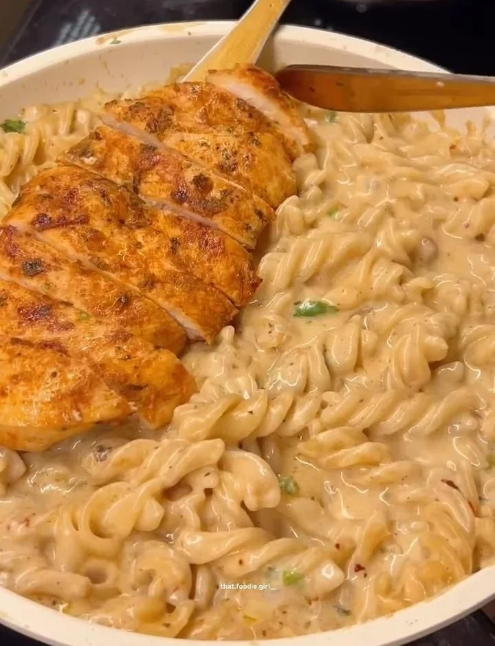 One Pot Garlic Parmesan Chicken Pasta