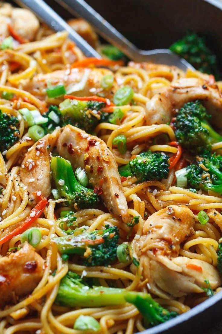 Quick 15-minute chicken stir fry noodles served in a bowl with colorful veggies